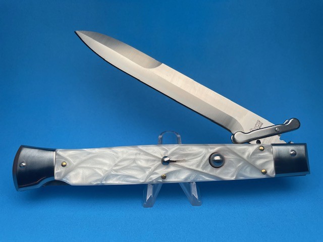 Find the best-in-class multipurpose EDC gadget of Switchblade with a durable handle